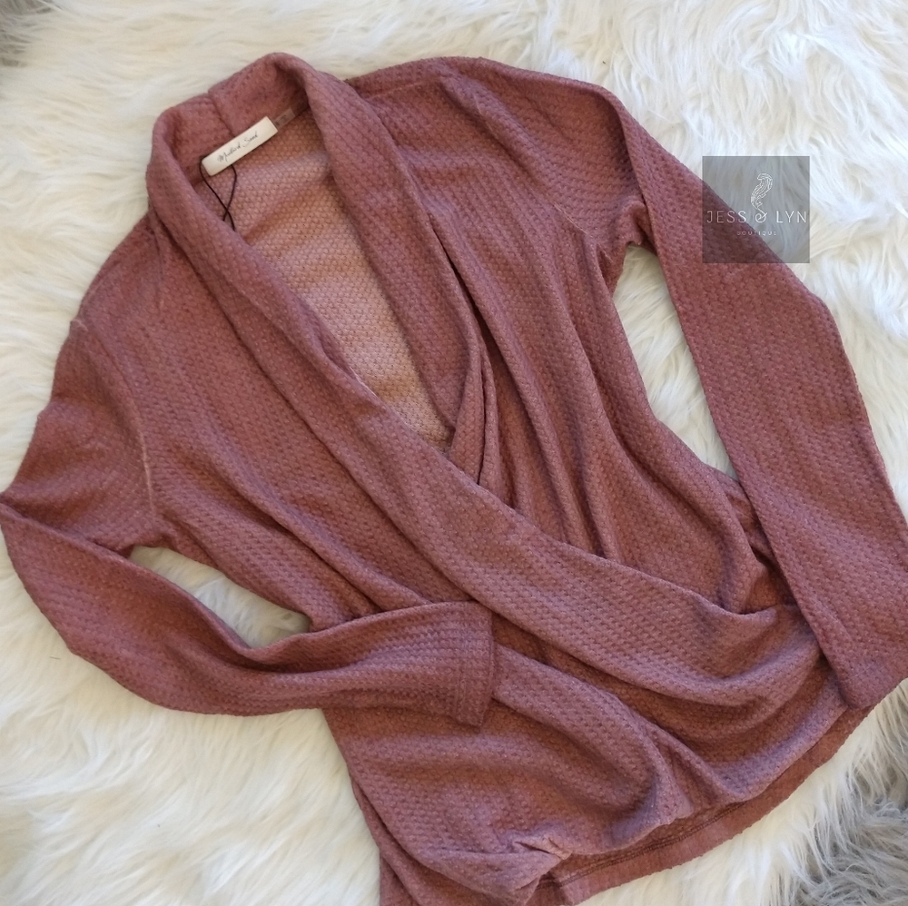 🆕Distressed Twisted Front Sleeve Top
